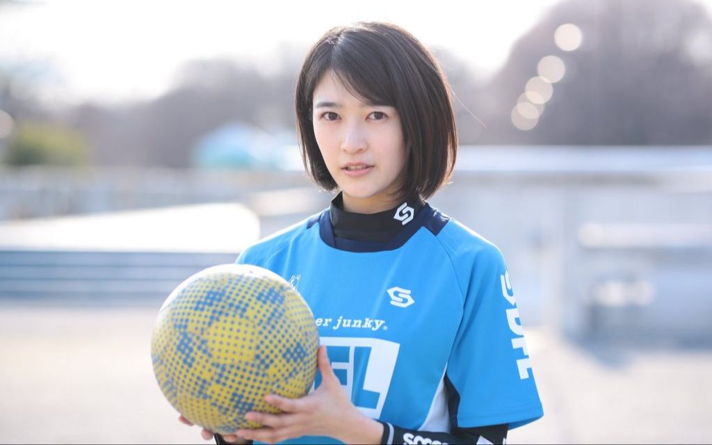 Tuyển thủ Indonesia đá rách chân đối thủ ở giải Hà Lan